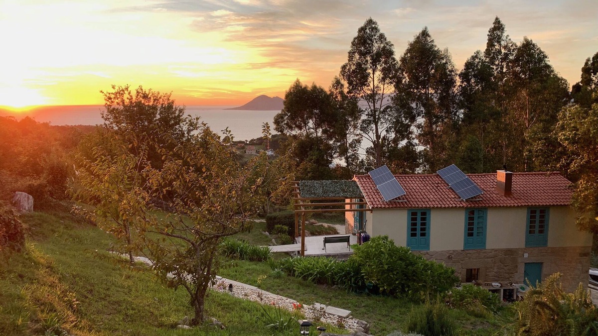 Barona Cottage | UNA RARA AVIS - solar house with sea views