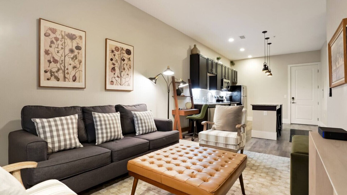 Golden Condo | Unbeatable Location Golden Condo - Walk Everywhere