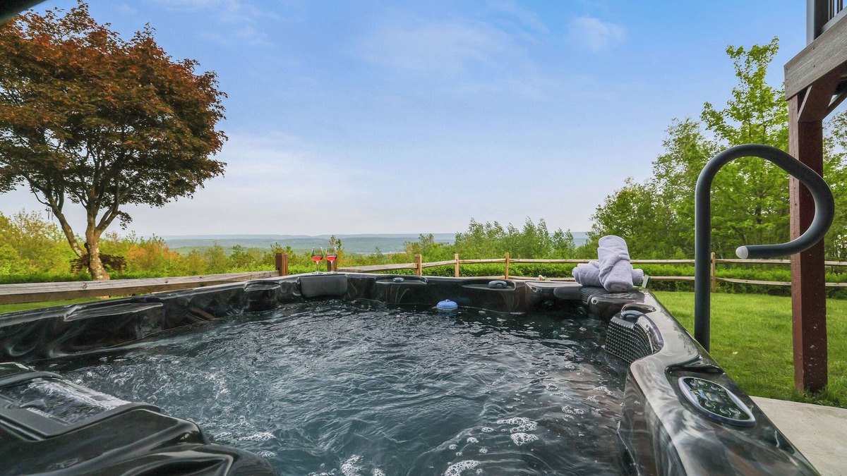 Jim Thorpe Cabin | UNBEATABLE MOUNTAIN VIEWS, Tons Of Outdoor Space, Hot Tub, Close To Jim Thorpe!