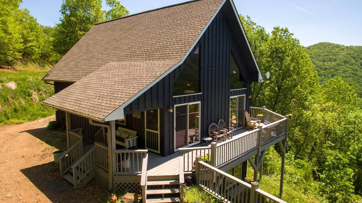 Hayesville Cabin | Unbelievable-Hot Tub-Gas Fireplace-4x4 Needed