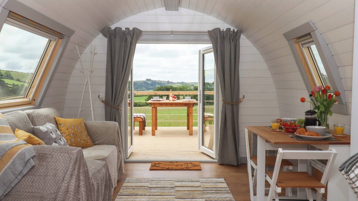 Totnes Cottage | UNDER OAK POD, pet friendly, with hot tub in Totnes