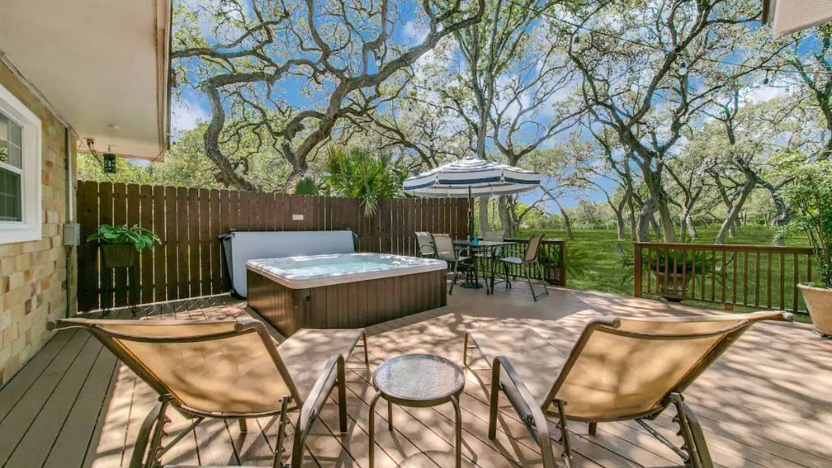 Universal City House | Under the Oaks, a charming, romantic retreat with hot tub and sauna