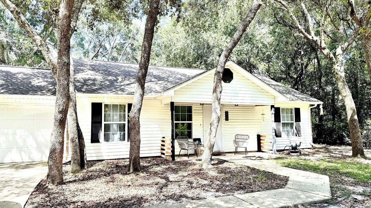 Ocean Springs House | Under the Oaks - dog friendly near water and 15 min to Downtown Ocean Springs