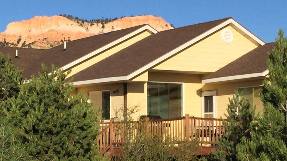 Tropic House | Under the Rim Main House with Detached Cottage. Sleeps 10 in beds.