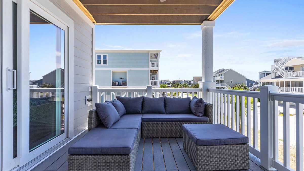 Sunset Beach House | "Undoer of Knots" Private Pool, New Golf Cart! Elevator, Screened Porch, Charging Station!