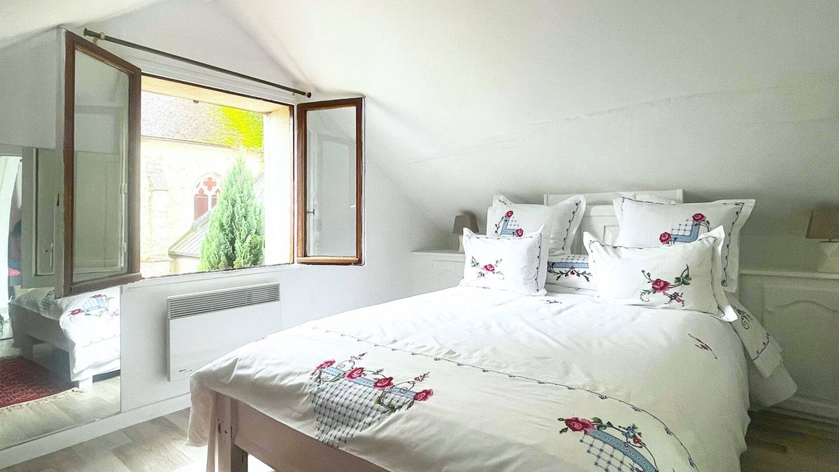 Provins House | Une belle maison donnant sur une cour privative au pied de l’église Saint Ayoul!