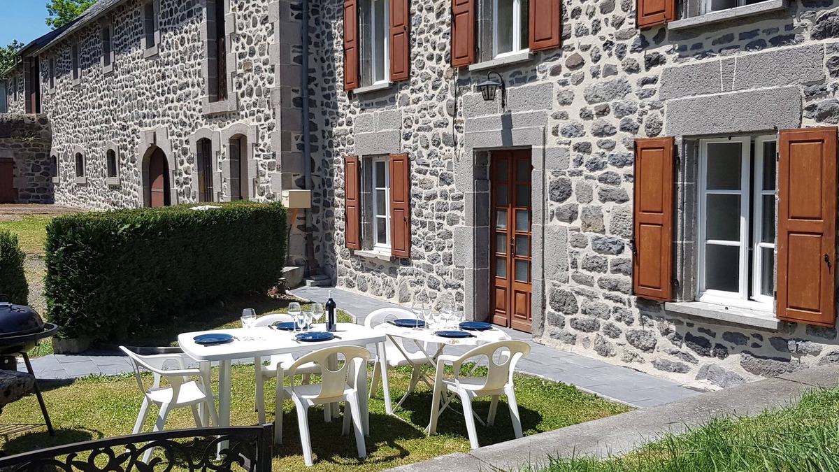 Neussargues en Pinatelle House | Une Ferme Rénovée au Cœur du Cantal Proche de la Station de ski du Lioran
