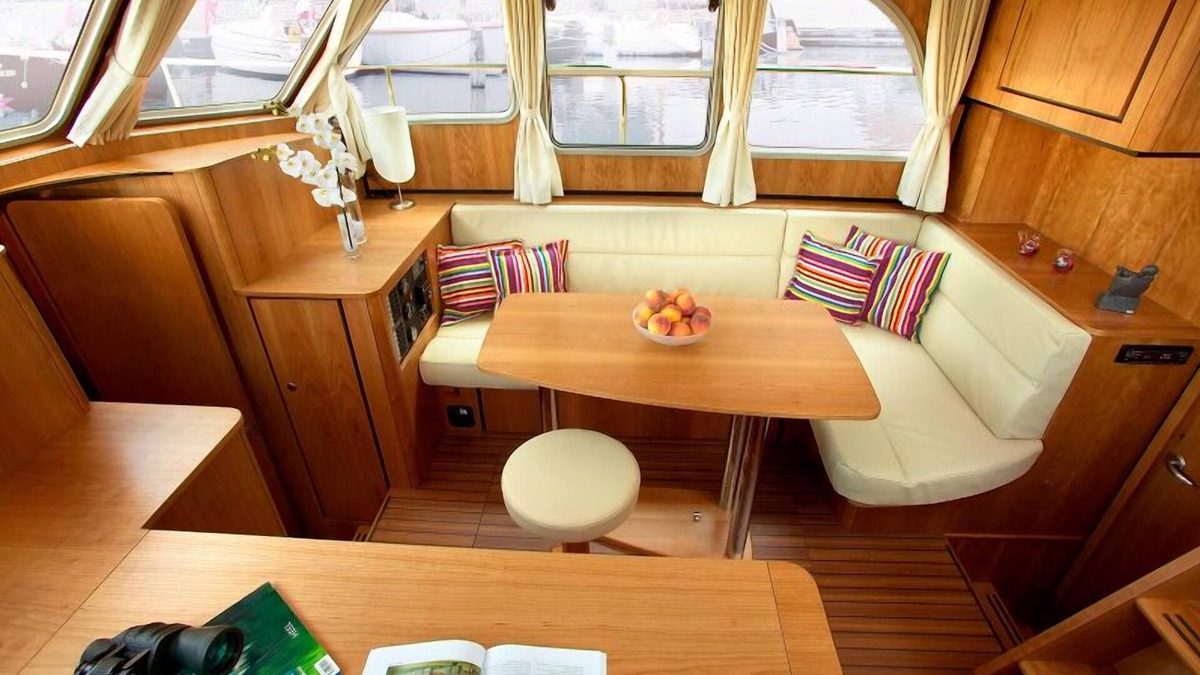 Accolay Boat Rental | Une Nuit à Bord