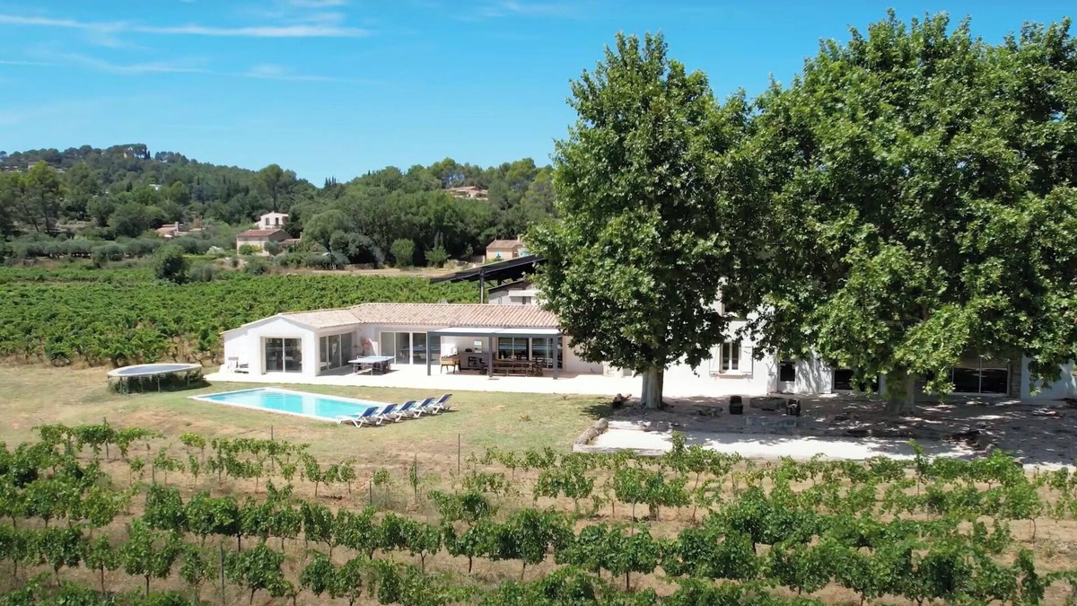 Cotignac House | Une Nuit au Cœur D'un Vignoble Provençal + Piscine