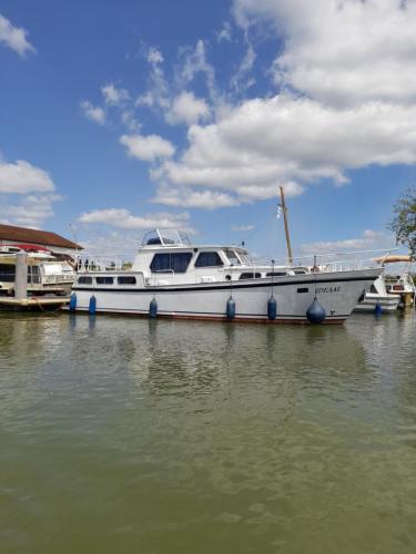 Nevers Boat Rental | Une nuit sur l'eau à bord de l'IDEAAL