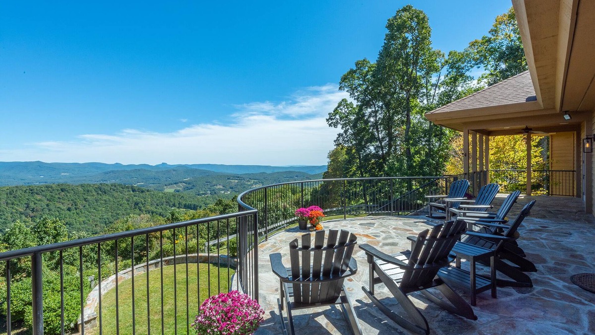 Spruce Pine House | Unforgettable Mtn Views & Sunsets! Hot Tub+Fireplaces+Sauna, WiFi, Small Events!
