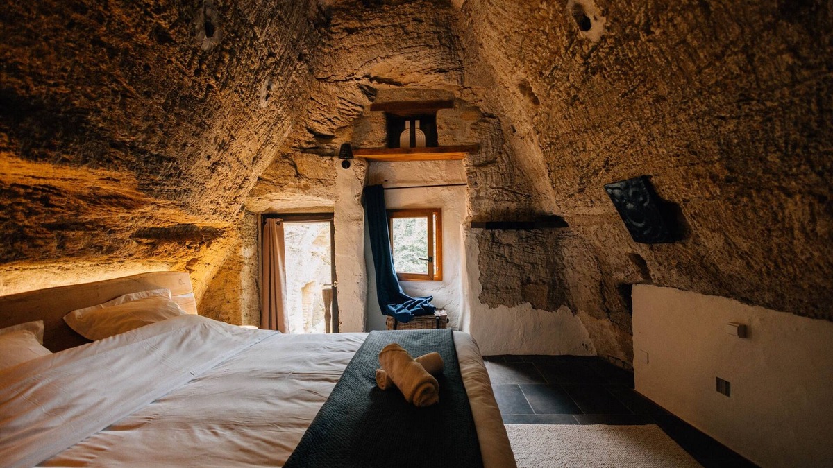 Doue-la-Fontaine House | Unforgettable Night in a Troglodyte Cave Room