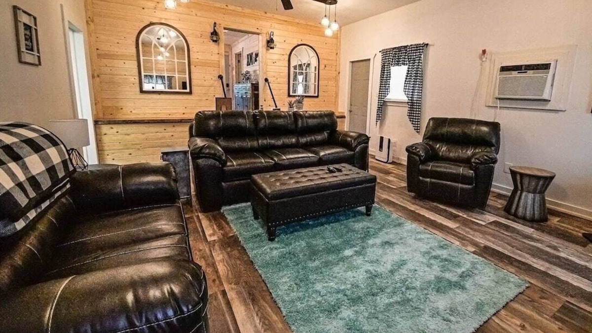 Hatfield House | Unique 2 BR Spacious Cottage