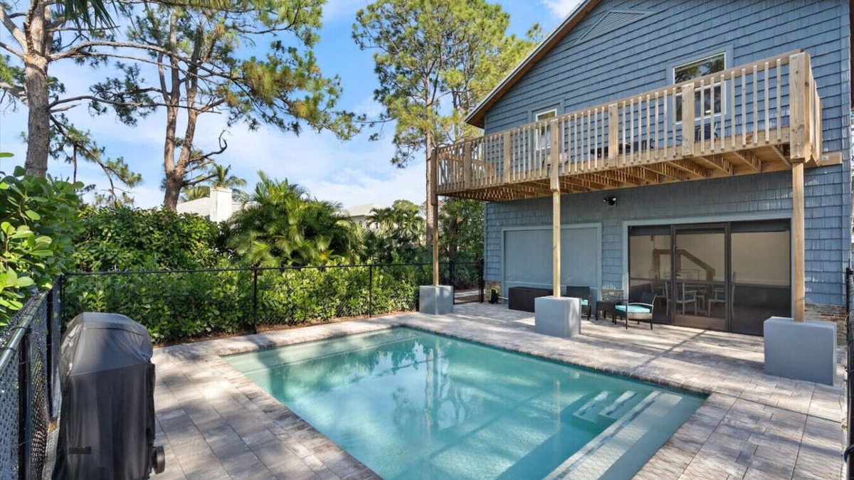Palm Beach Country Estates Apartment | Unique 2-Level Home Pool, Lanai & RV Parking