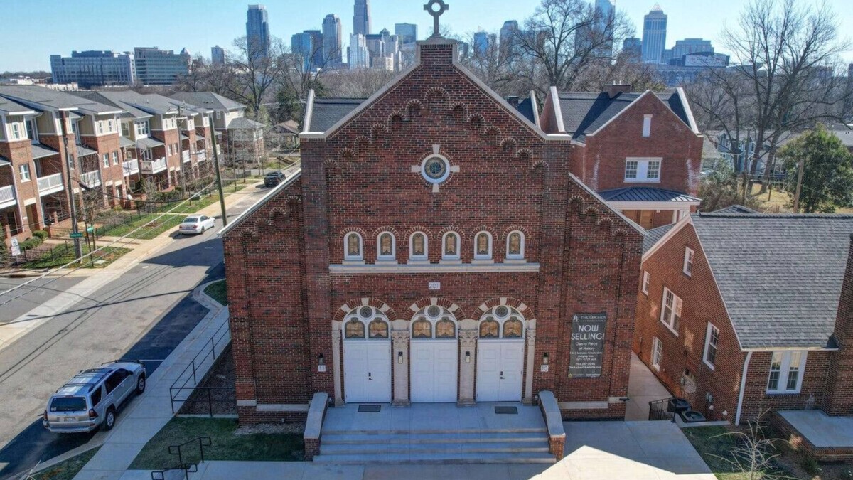Wesley Heights Condo | Unique 2BR Stay —City Views — Walk to BofA Stadium