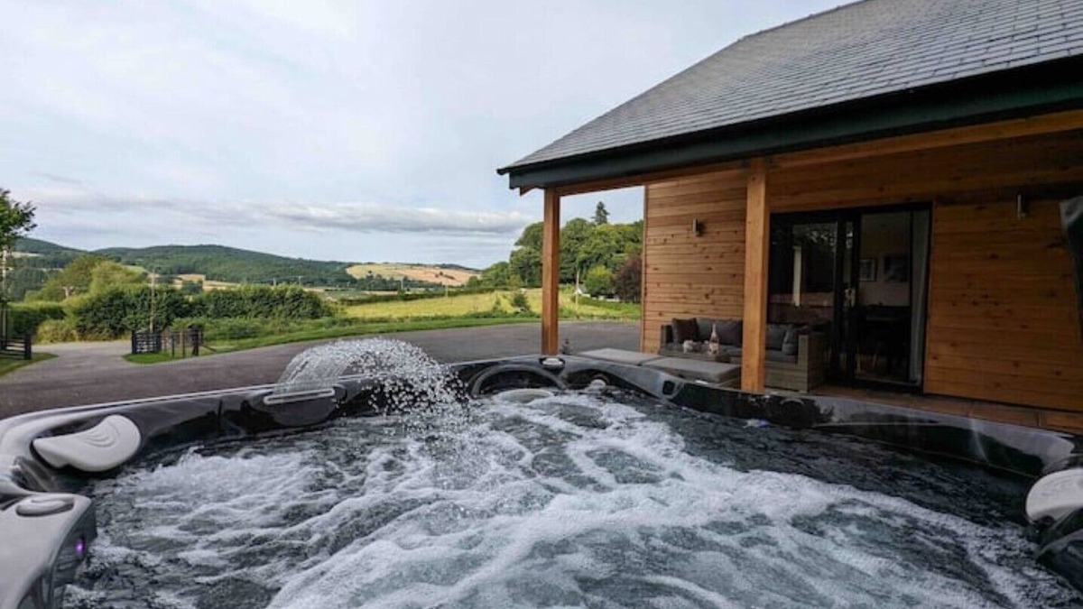 Presteigne Cabin | Unique 3 bed cabin with hot tub on Welsh border.