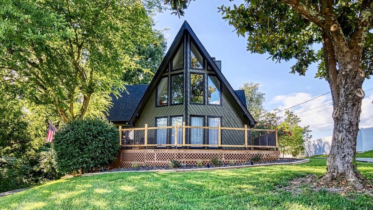 Kodak Apartment | Unique 4bed 3bath A-frame
