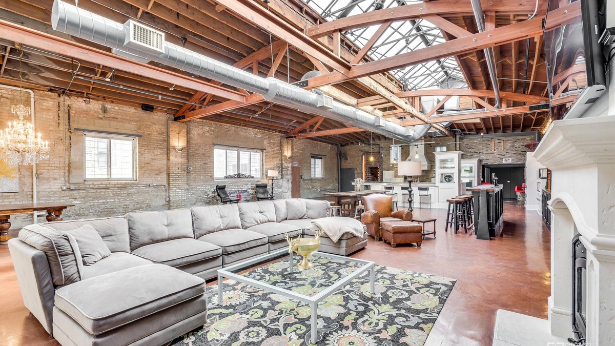 Logan Square House | Unique And Amazing Gigantic Sunlit Loft ~ One Of A Kind ~ Excellent Location!