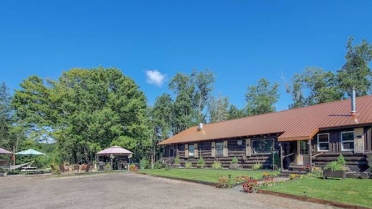Caroga Lake House | Unique and charming, exquisitely themed Log Cabin