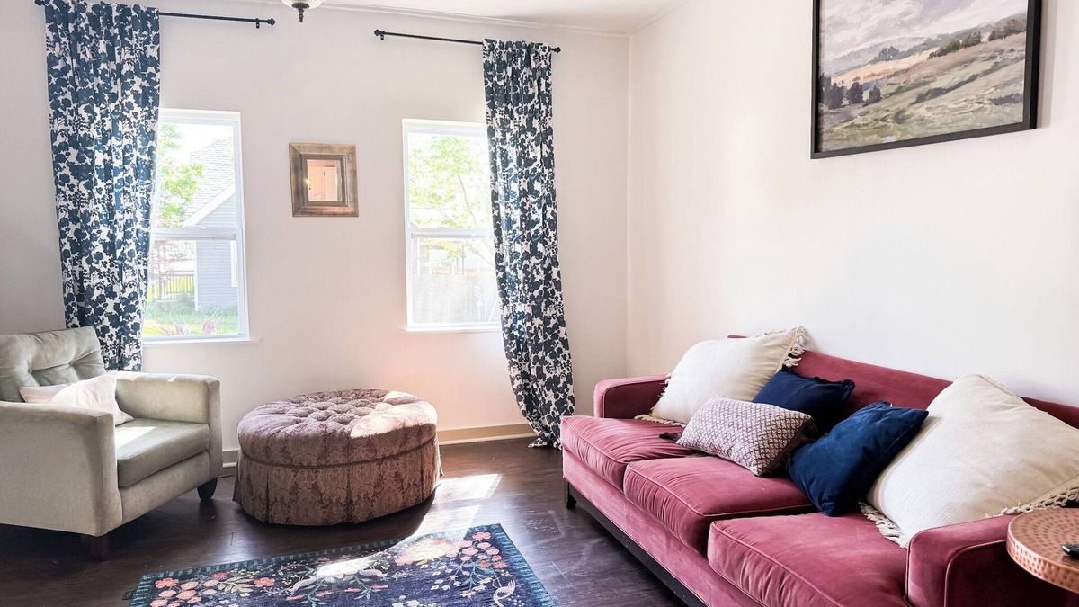 Pacific Cottage | Unique Cottage - Dog Friendly - Close to Purina