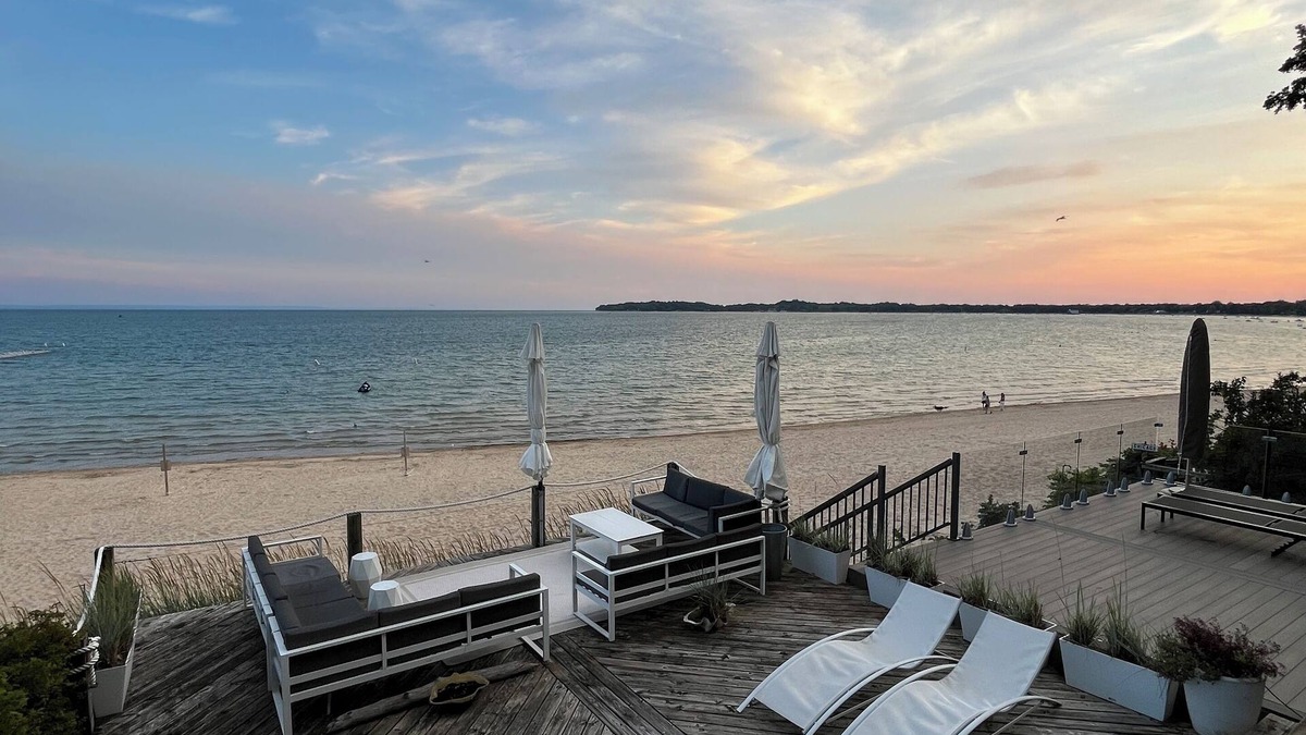 Crystal Beach Cottage | Unique designer beachfront house, 25 min to Niagara Falls