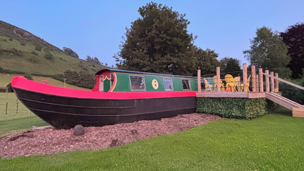 Builth Wells Cabin | Unique Dryland Boat Retreat – Scenic Valley Views