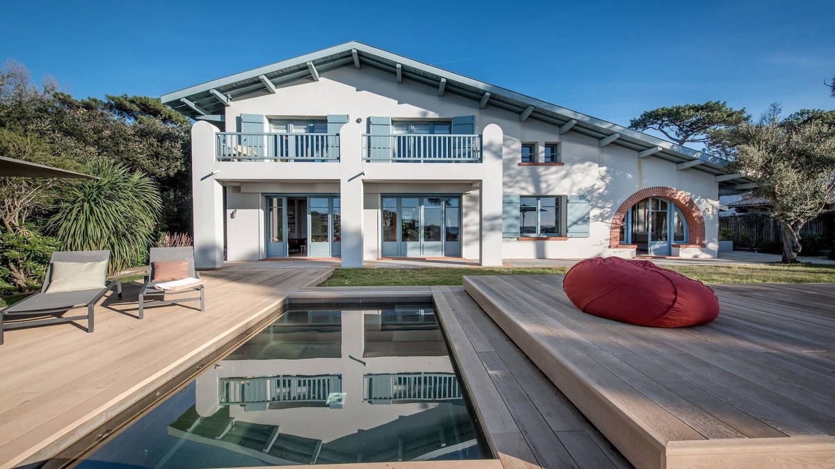 Pyla-sur-Mer Villa | Unique. Elegant Villa with private access to the Bassin