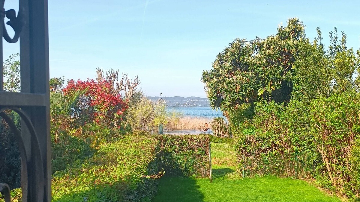 Sirmione Apartment | Unique garden apartment in beach villa directly on the lake