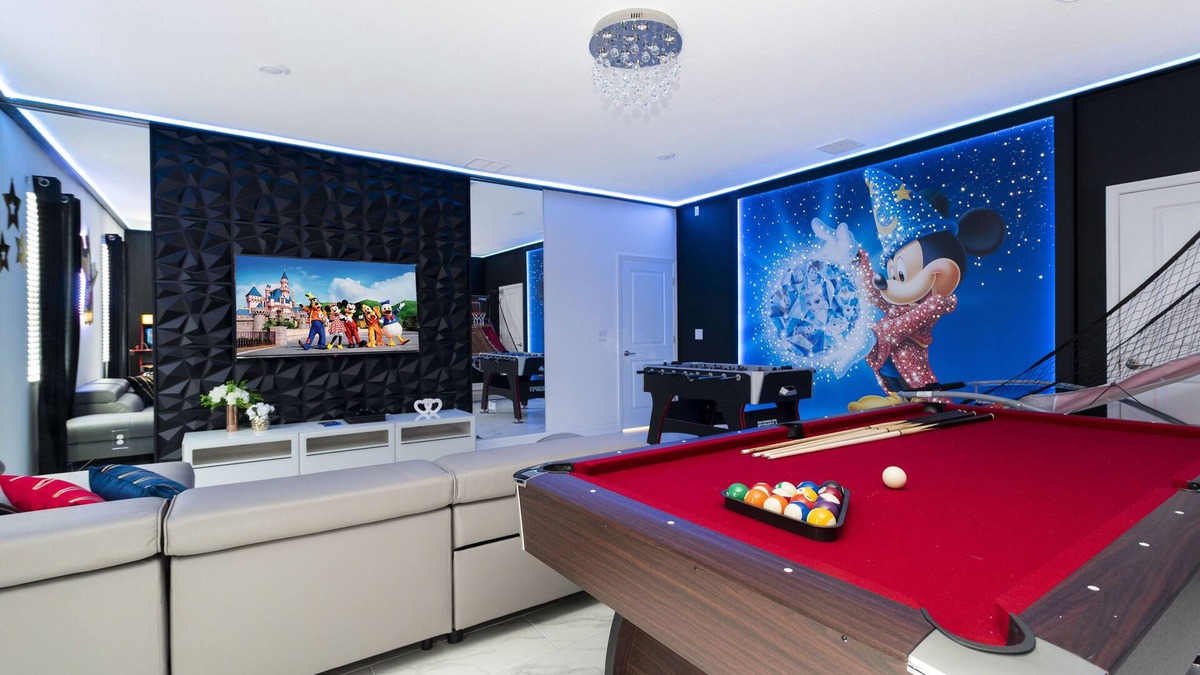 Davenport House | Unique High-end Luxury 8BR Villa- Pool w/Privacy, High Speed WiFi, Game Room -Champions Gate 9312SH