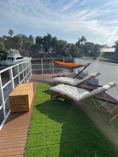 Sailboat Bend Boat Rental | Unique Houseboat Modern and New
