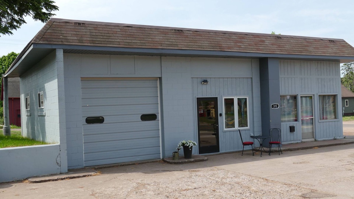 Bessemer House | Unique Industrial 4 season recreational basecamp centrally located!