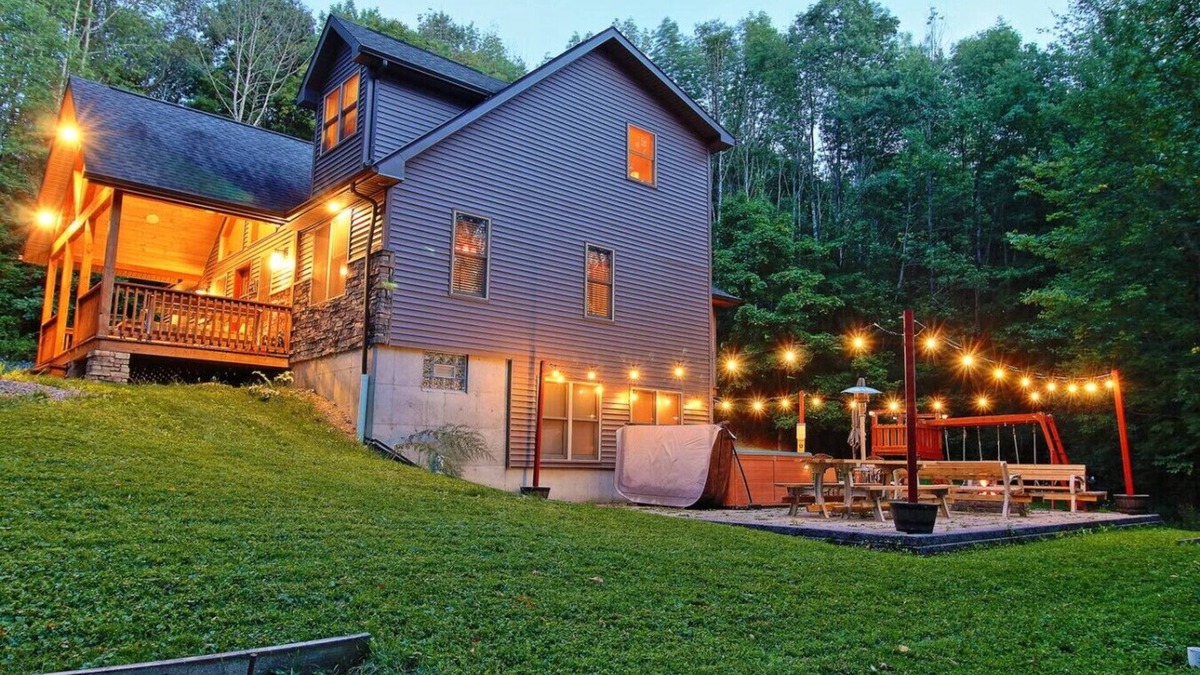 Ellicottville Ski Chalet | Unique Large Chalet w/Hot Tub! A Hidden Gem!