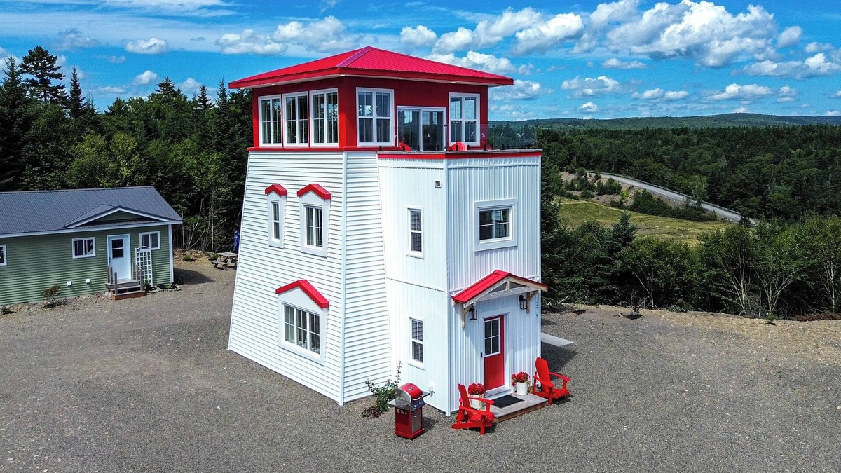 Bay View Apartment | Unique Lighthouse with amazing views of the Bay of Fundy- Hot Tub