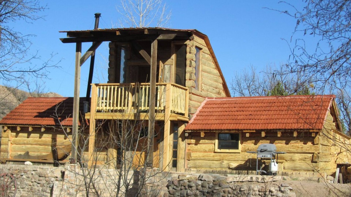 Gila Cabin | Unique Log cabin at Bearpaw Ranch on the Gila River