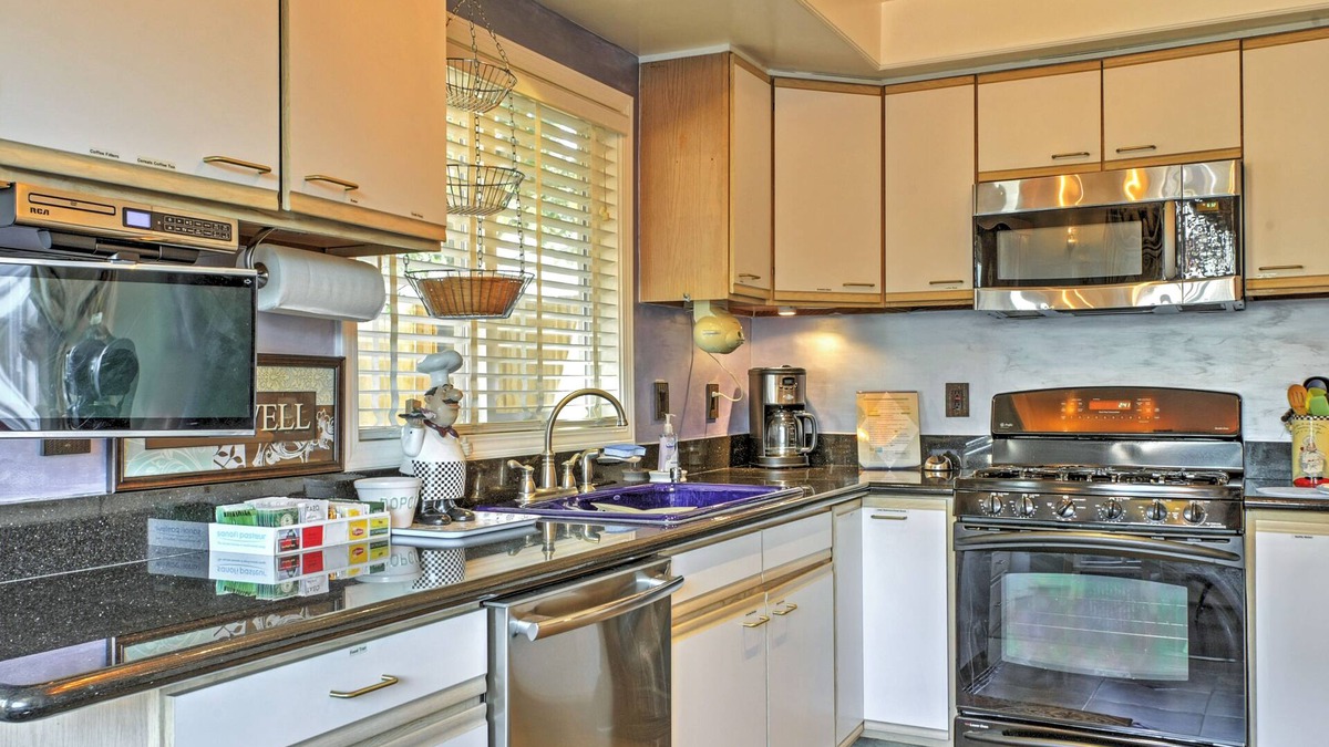 Sutter Villa | Unique Long Beach House w/Garden, Grill & Balcony!