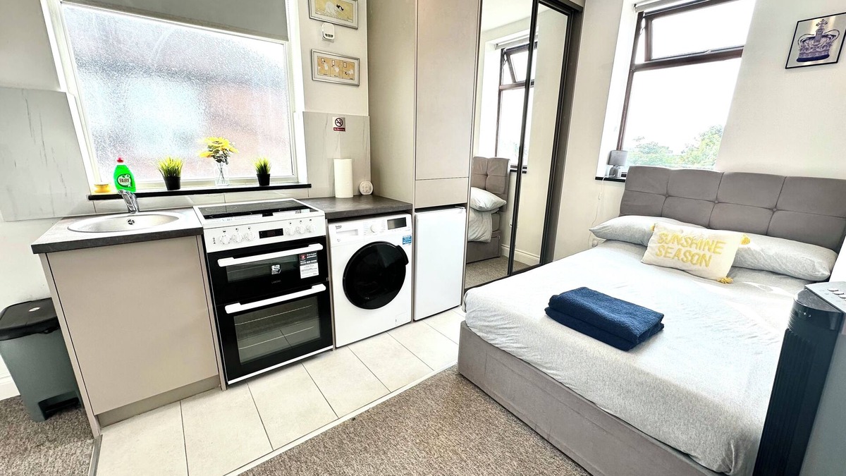 West Hendon Apartment | Unique Modern, Private Apartment, 15 Mins To Central London