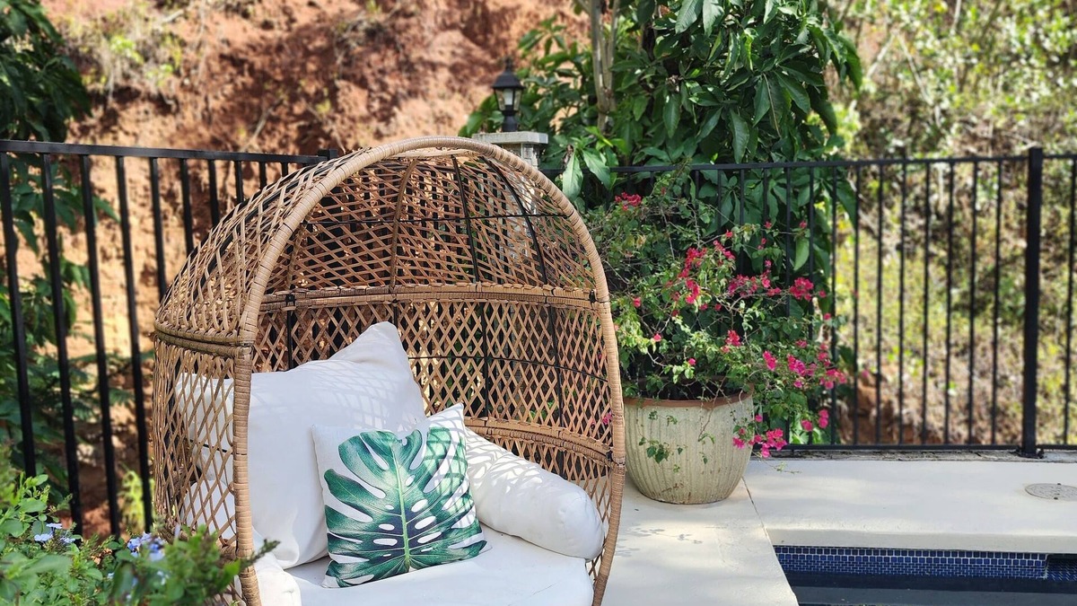 Mililani House | Unique, private and central