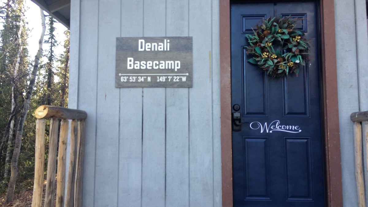 Healy Cabin | Unique, Quiet Cabin Near Denali with Full Kitchen, Alaskan Outhouse