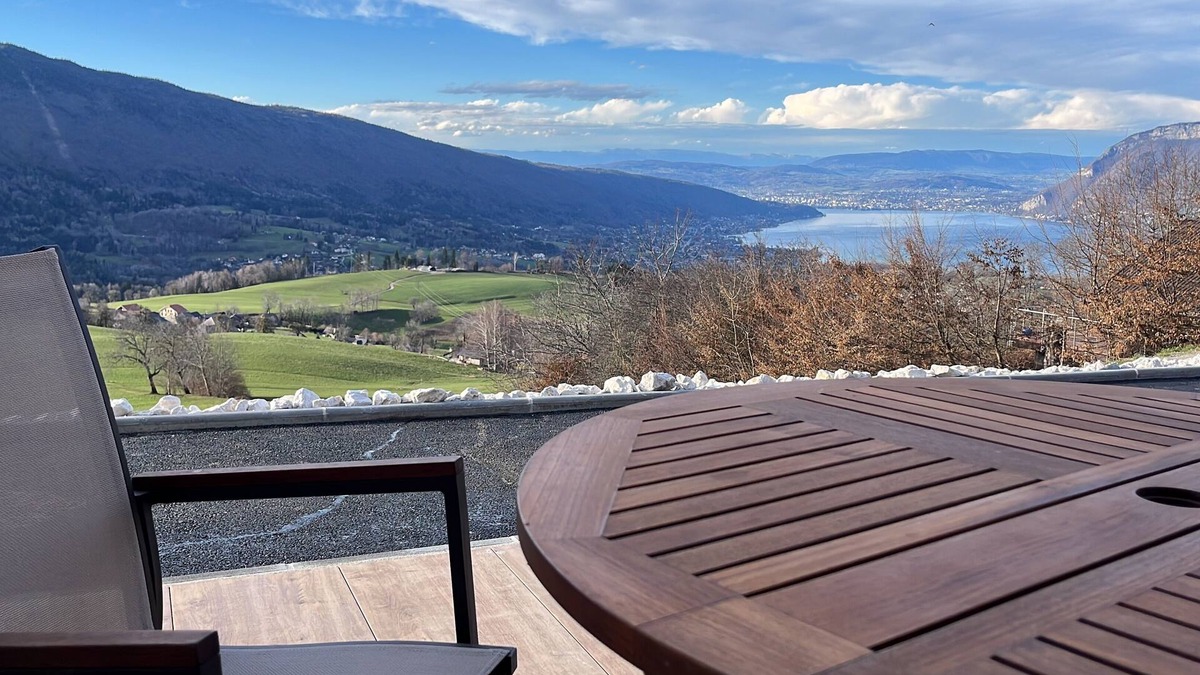 Saint-Eustache Apartment | Unique, quiet Suite in the nature Lake & Mountains