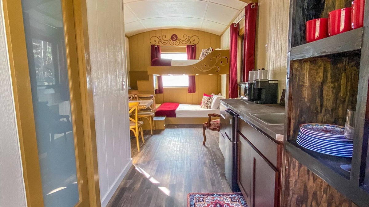 Goldbond Cottage | Unique Scarlet Gypsy at Four Fillies Lodge