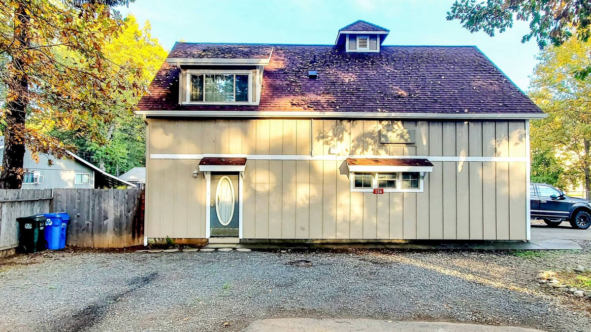 Cave Junction House | Unique Southern Oregon retreat with kids' items & washer/dryer - dog-friendly