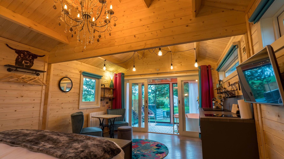 Fintry Cabin | Unique Spacious Heated Lodge With Enclosed/open air Bathtub and Outdoor Seating