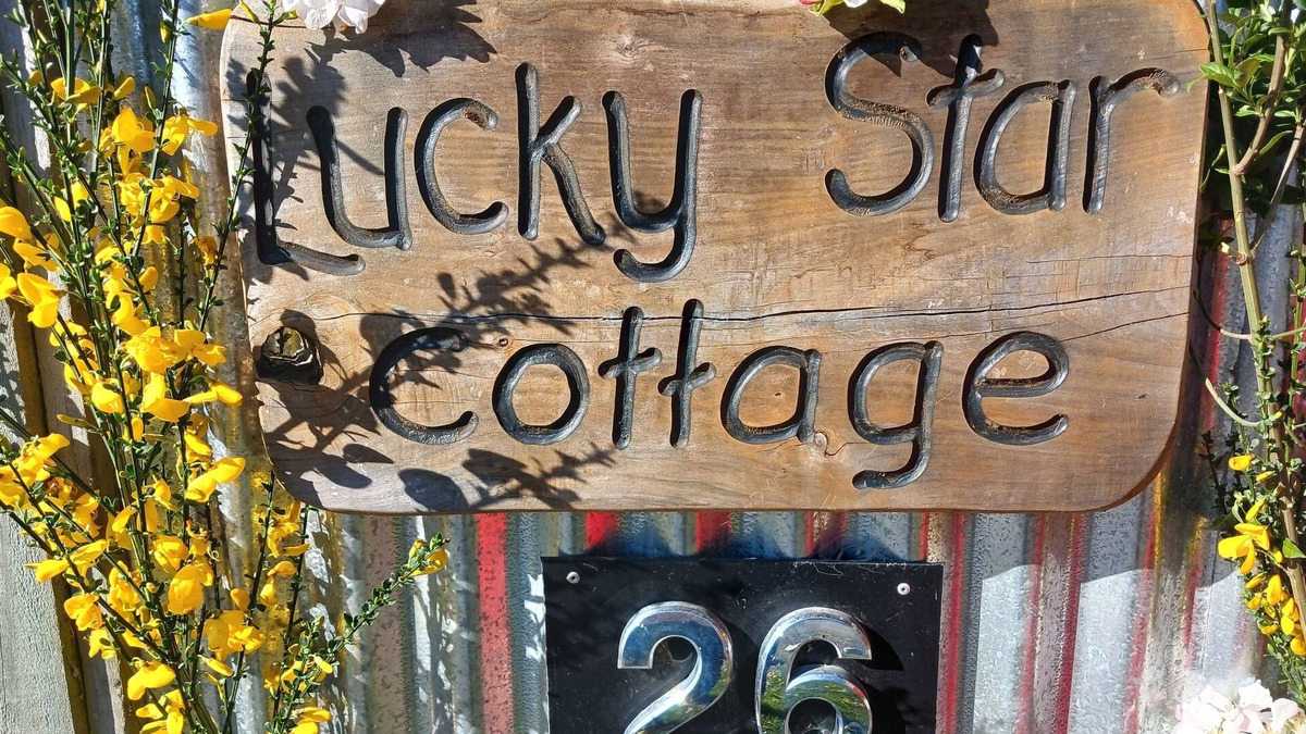 Fairlie Cottage | Unique Star-Gazing Entertainment from your Pillow