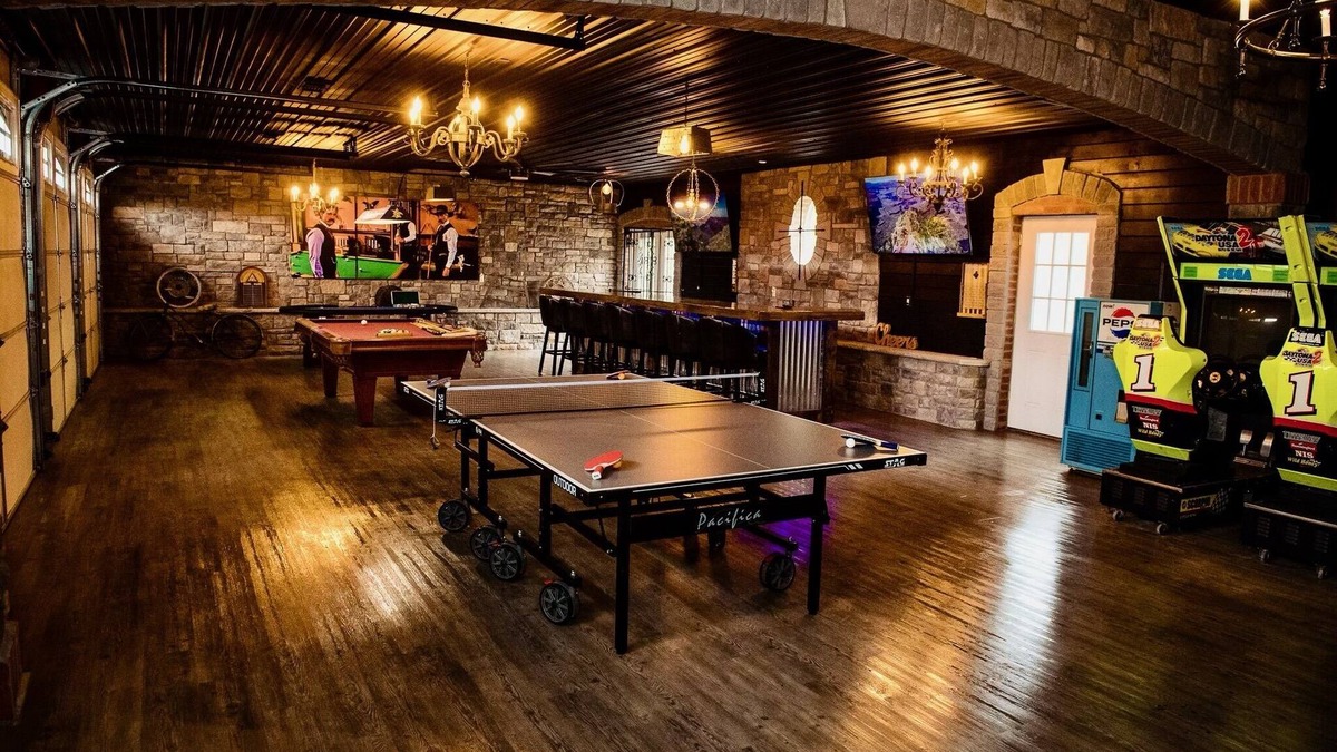 Stroudsburg Cabin | UNIQUE STAY, HOT TUB, MOVIE THEATER, BAR, GYM