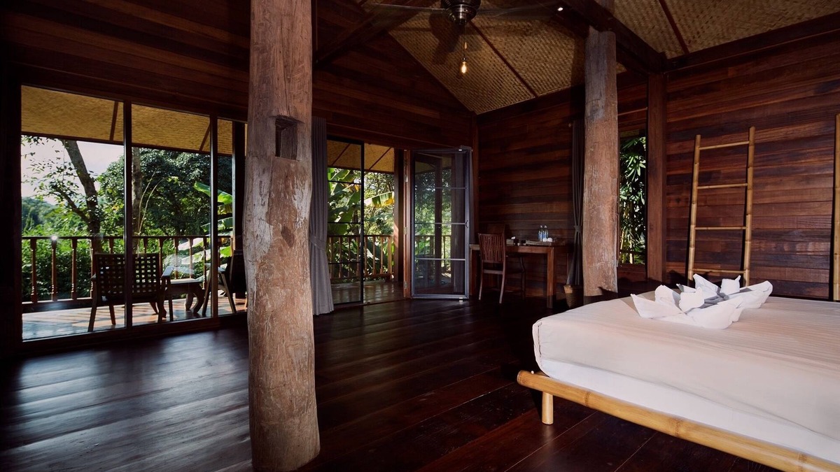 Nang Lae Cottage | Unique stilted wooden house near Black House museum