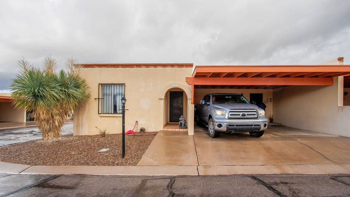 Tucson House | Unique Townhome on Tucson's Scenic NE side located near work & fun places.
