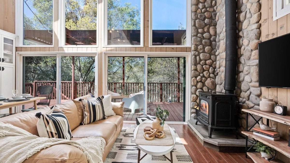 Three Rivers Cabin | Unique Treehouse Cabin on boulders 2 miles from Sequoia National Park