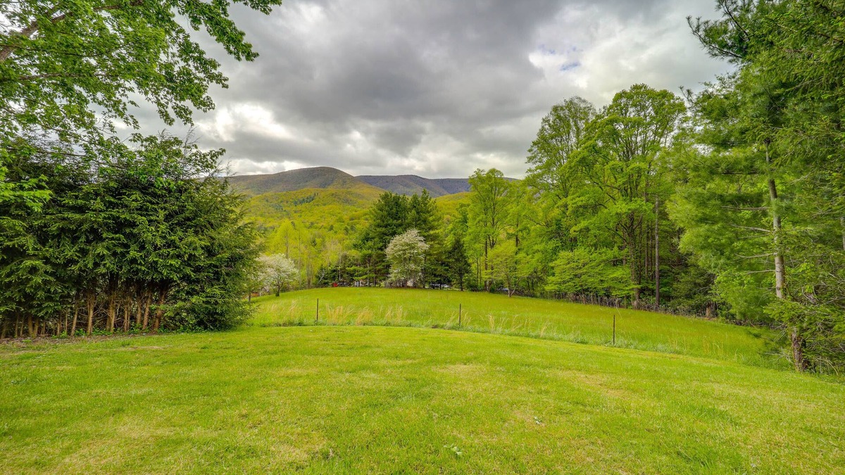 Unicoi House | Unique Unicoi Home w/Deck & Mountain Views!