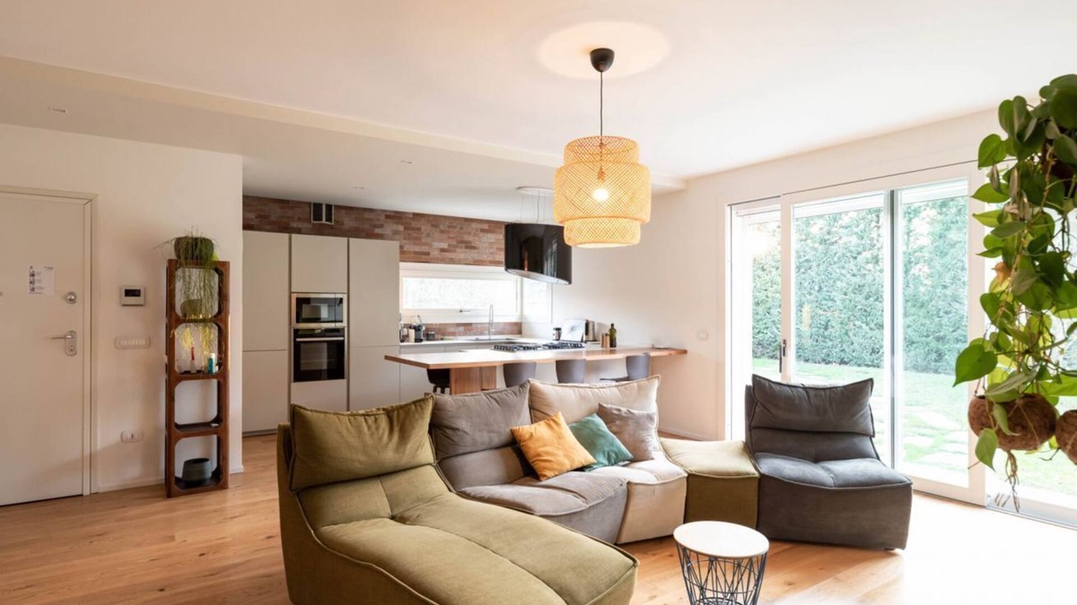 Noventa Padovana Villa | Unique villa in a quiet residential neighborhood, just 15 minutes by car from Padova, where you can enjoy the right relaxation away from city life.Ideal for couples or families and for business trips, it is perfect for 4 guests, bright and spacious, with