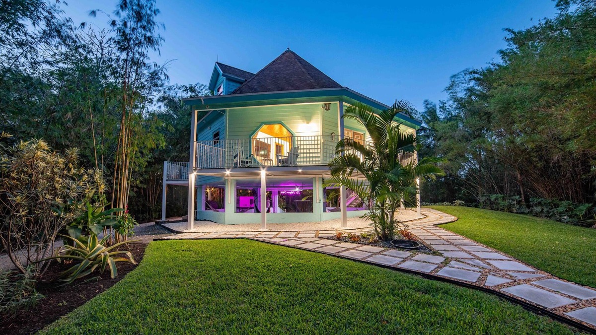 Davie House | Uniquely Beautiful Octagon Oasis- Mins away from the Hard Rock Hotel and Beaches